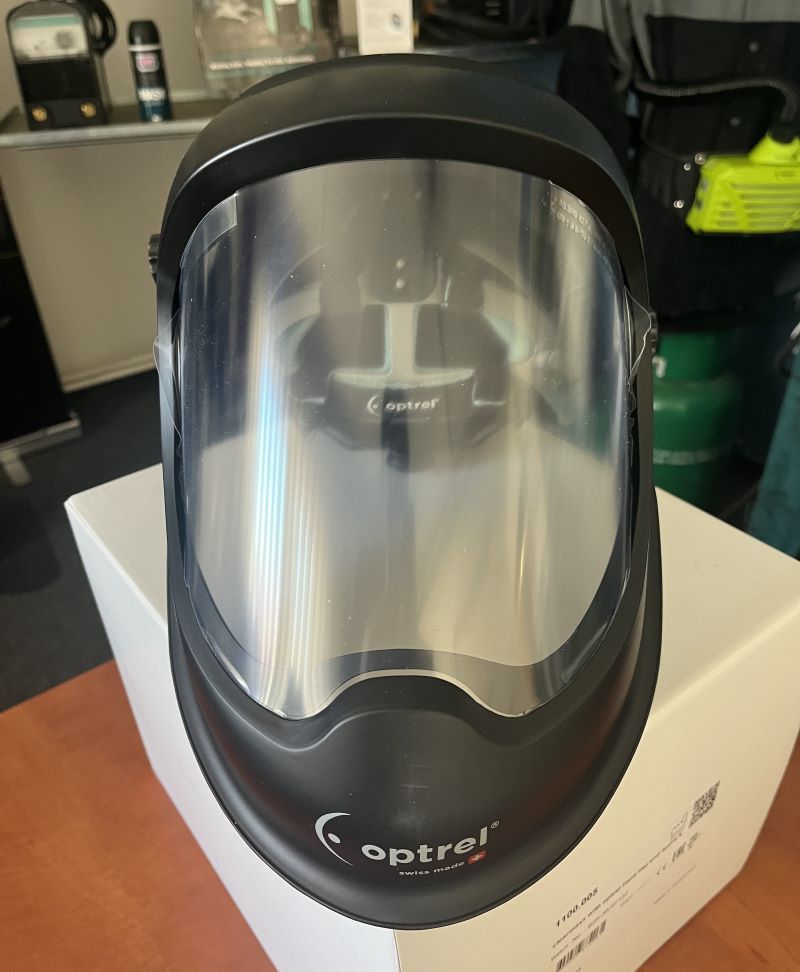Brusný štít Optrel ClearMaxx s Isofit křížem a přilbou